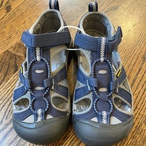 Boys keens size 1! NWT